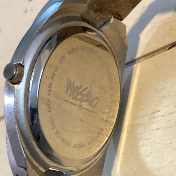 MOSSIMO MEN’S WRIST WATCH! GENTLY USED BUT GREAT CONDITION! 30M WATER RESISTANT - Picture 3 of 3